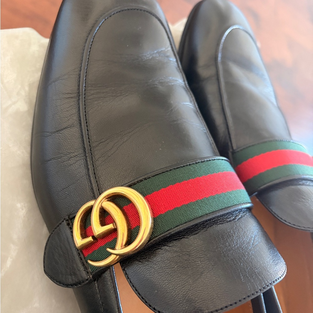 Gucci Black Leather Loafers with Gold and Green-Red Stripe